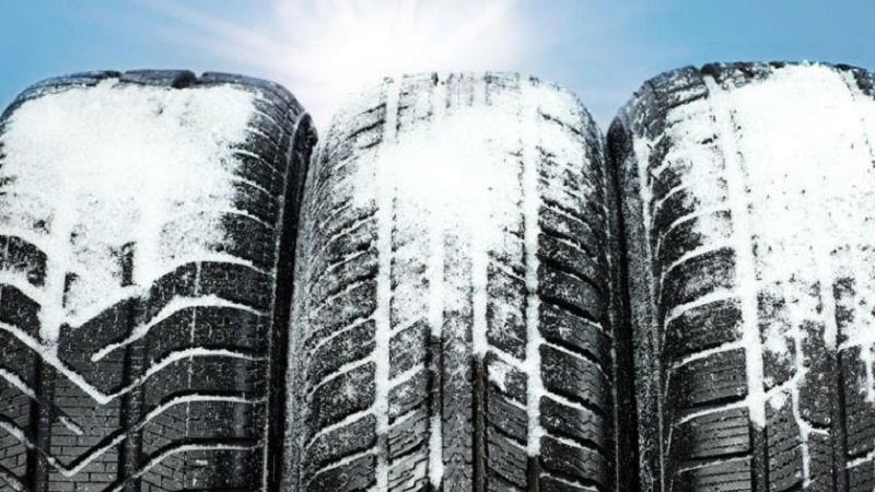 С 1 декабря начнут действовать штрафы за езду на летней резине
